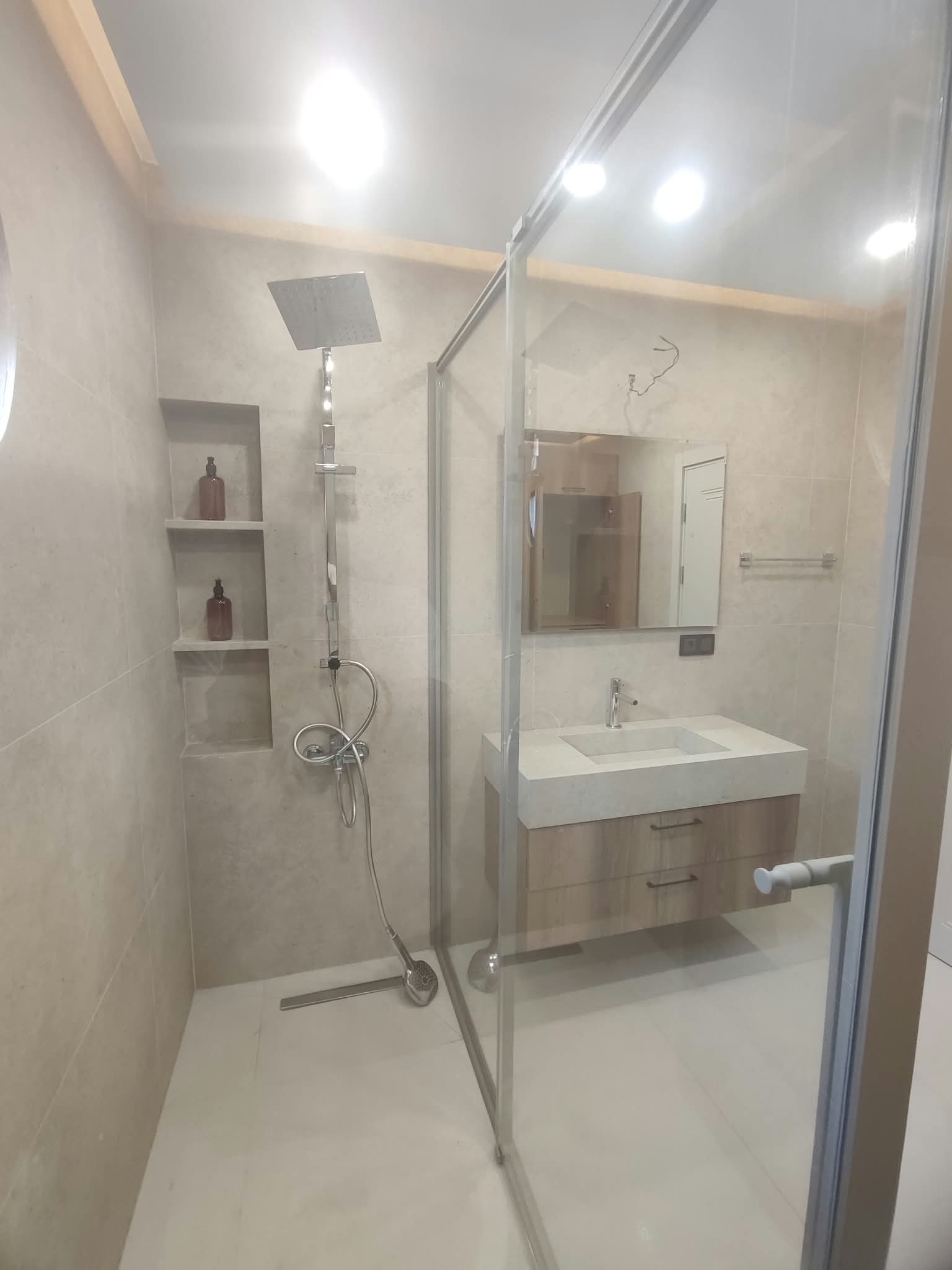 Walk-In Temperli Cam Duşakabin ve Işıklı Banyo Nişi